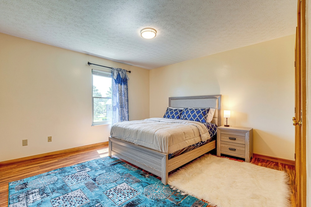 Families Welcome: Lake-view Home, 2 Mi to Gahanna!
