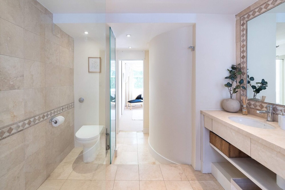 Elegant 3 Bedroom Home Located in South Kensington