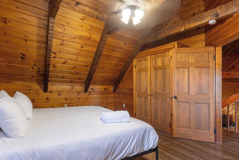 Sleeps 20 3 Cabins w/ Hot Tubs, Game Room, Fire Pit Dudley Trio by Avantstay