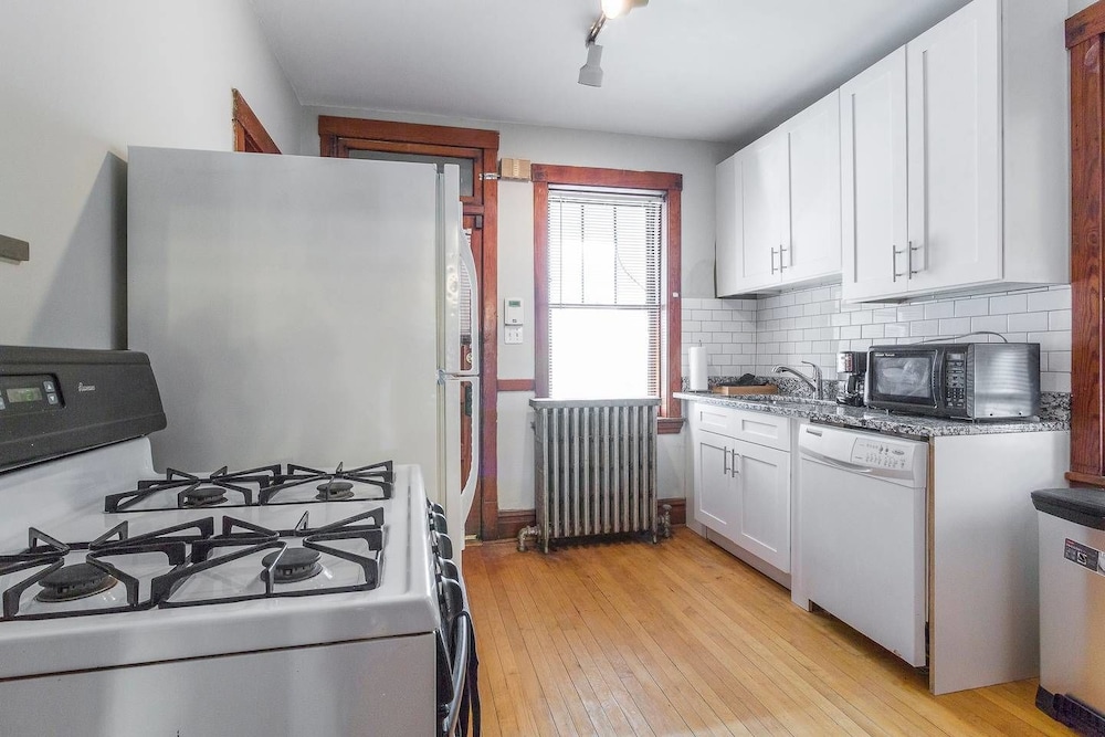 Chicago Vacations - Vintage Uki Village Charmer, Quiet Cozy 2 BDR - Property Image 10