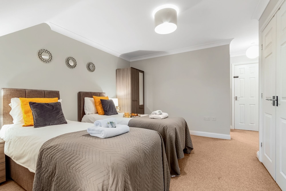 Peterborough Vacations - KVM - Hampton House - Property Image 2