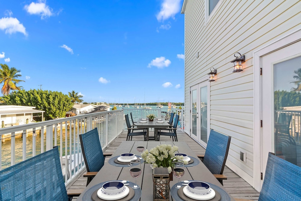 Mermaid Manor Waterfront Haven w Hot Tub Dock