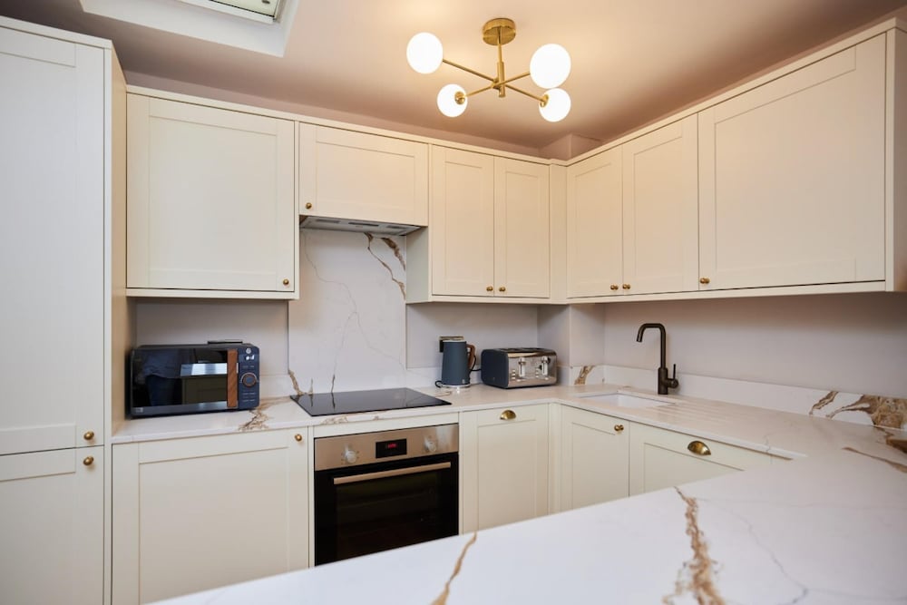 The Hyde Park Hideout - Beckoning 2bdr Flat