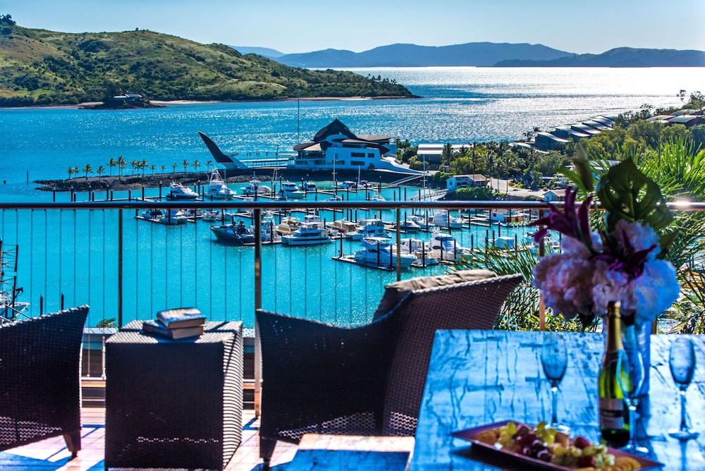 The Boathouse - Luxury Holiday Home with Jacuzzi