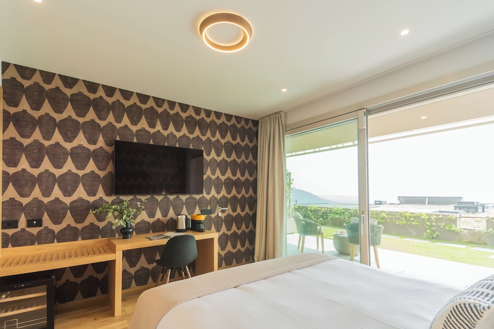 Pureview Luxury Suites, with breakfast & pool by Rent all Como