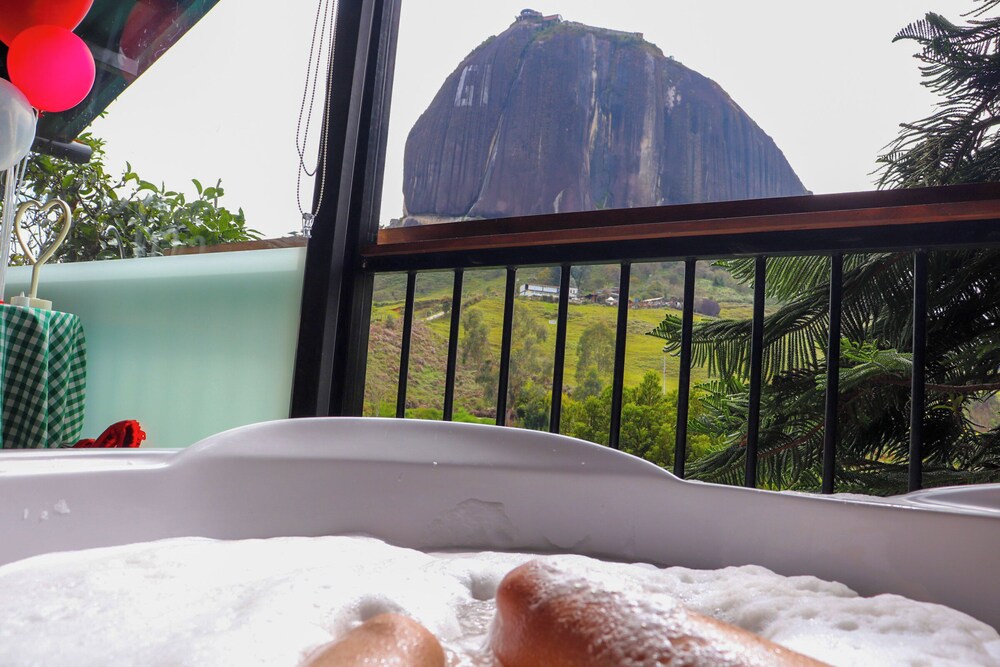 Lakeview Cabin with Jacuzzi in Guatapé