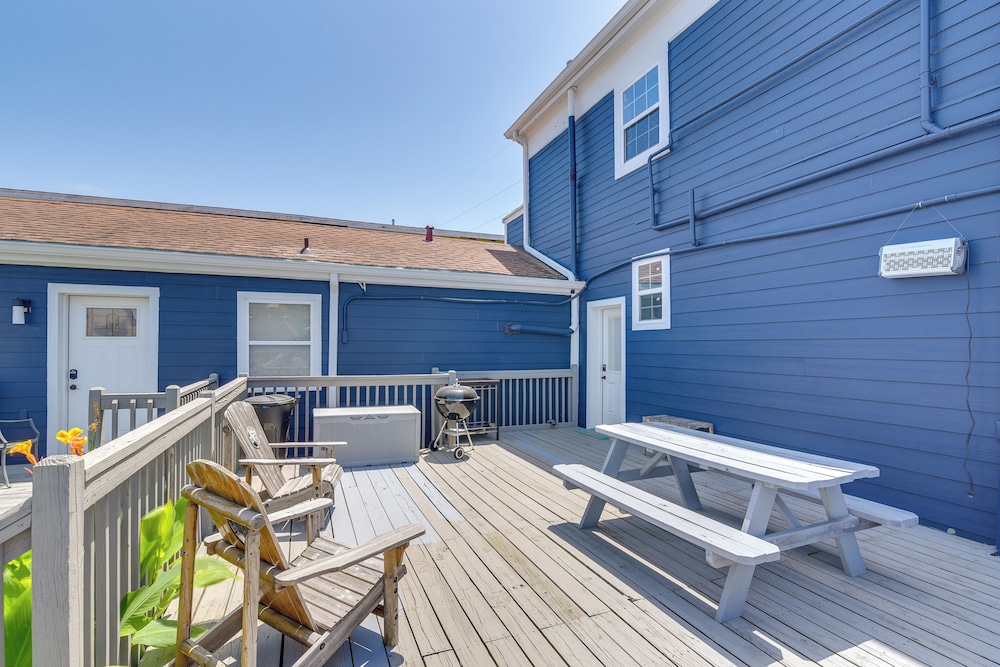 1 Mi to Pleasure Pier: Walkable Home in Galveston