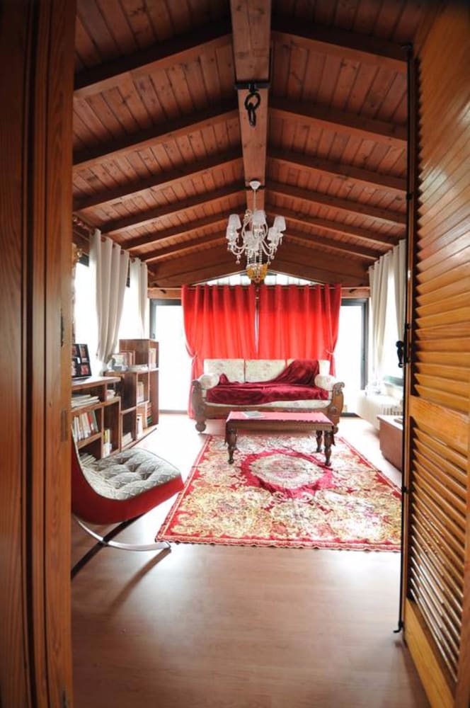 Villa Marisa bed breakfast and books