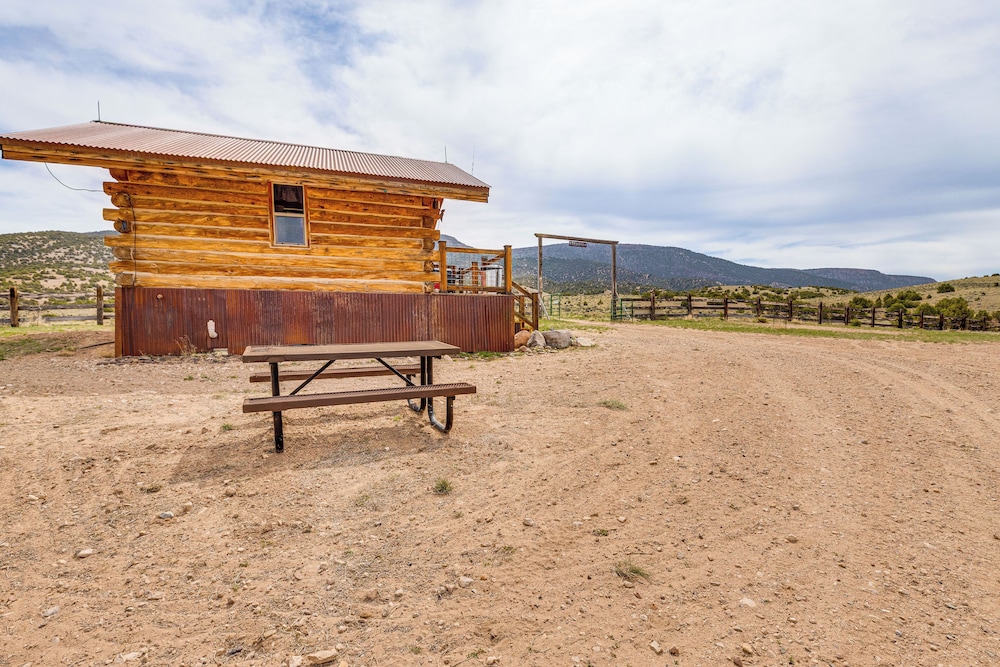 Sunset & Mtn Views: Rustic Colorado Retreat!
