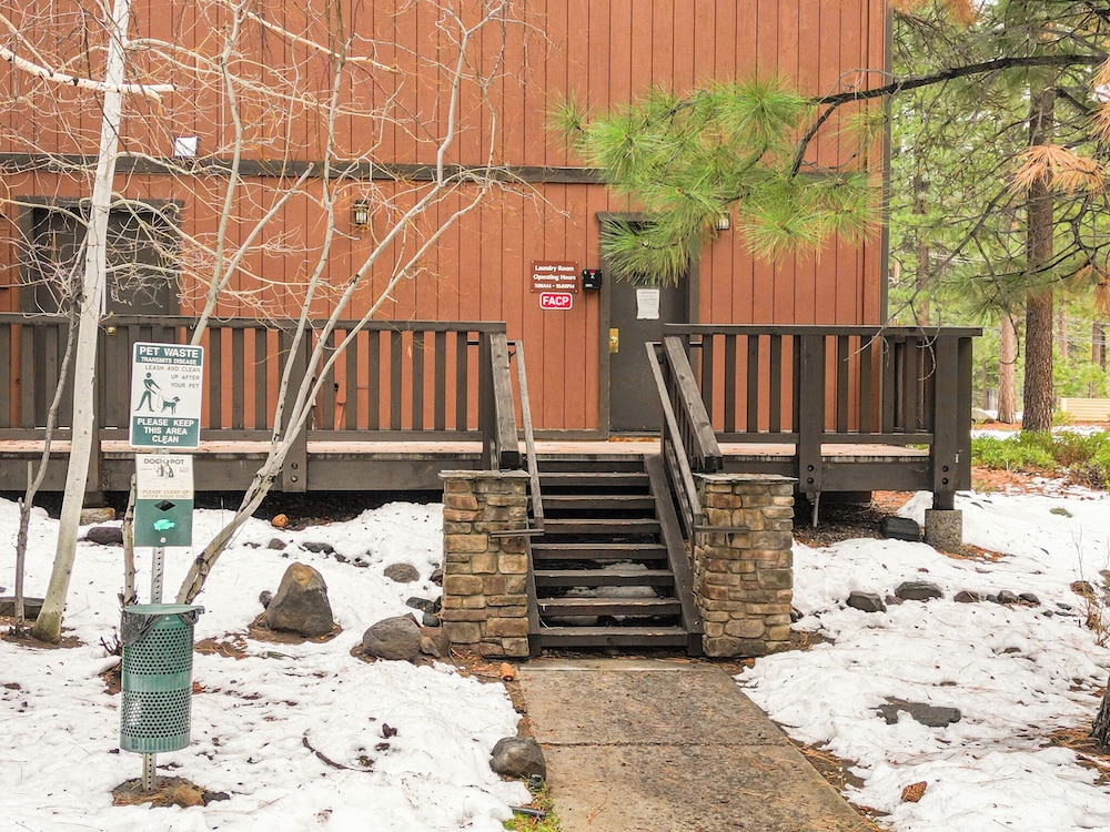 Sierra Pines Retreat Sleeps 6!