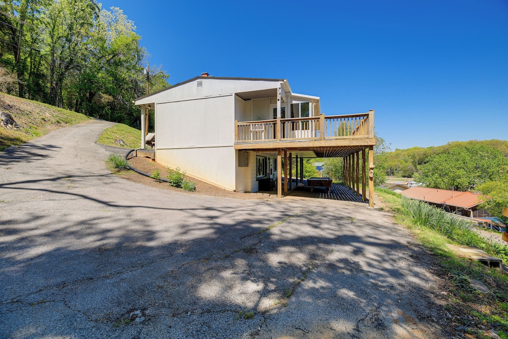 Kingsport 'boone Lake Hideaway' w/ Deck & Views!