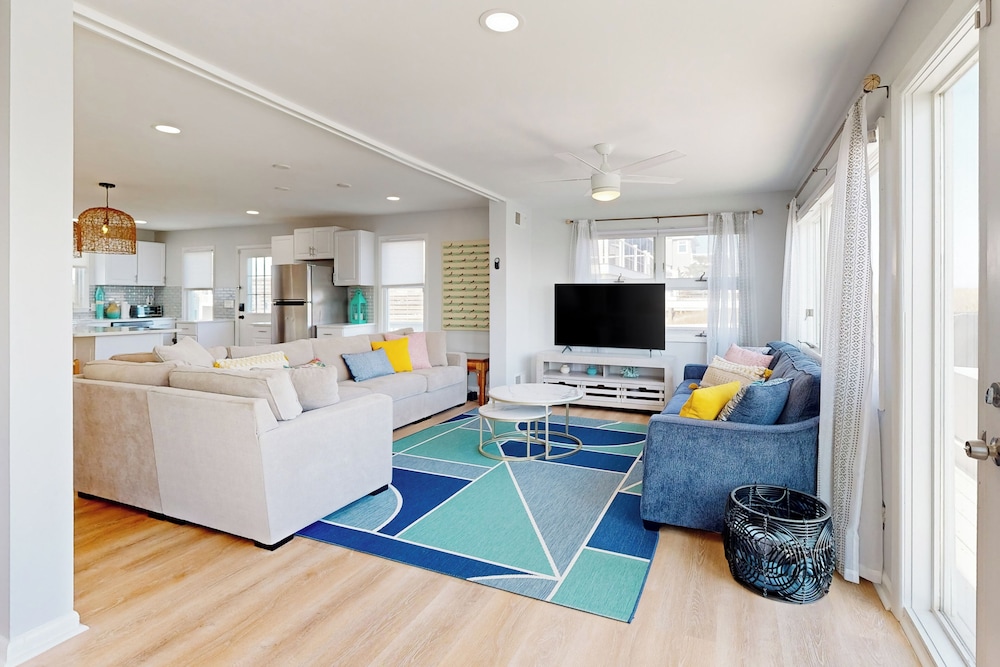 5BR Beachfront Home w/ Large Deck, Grill, W & D