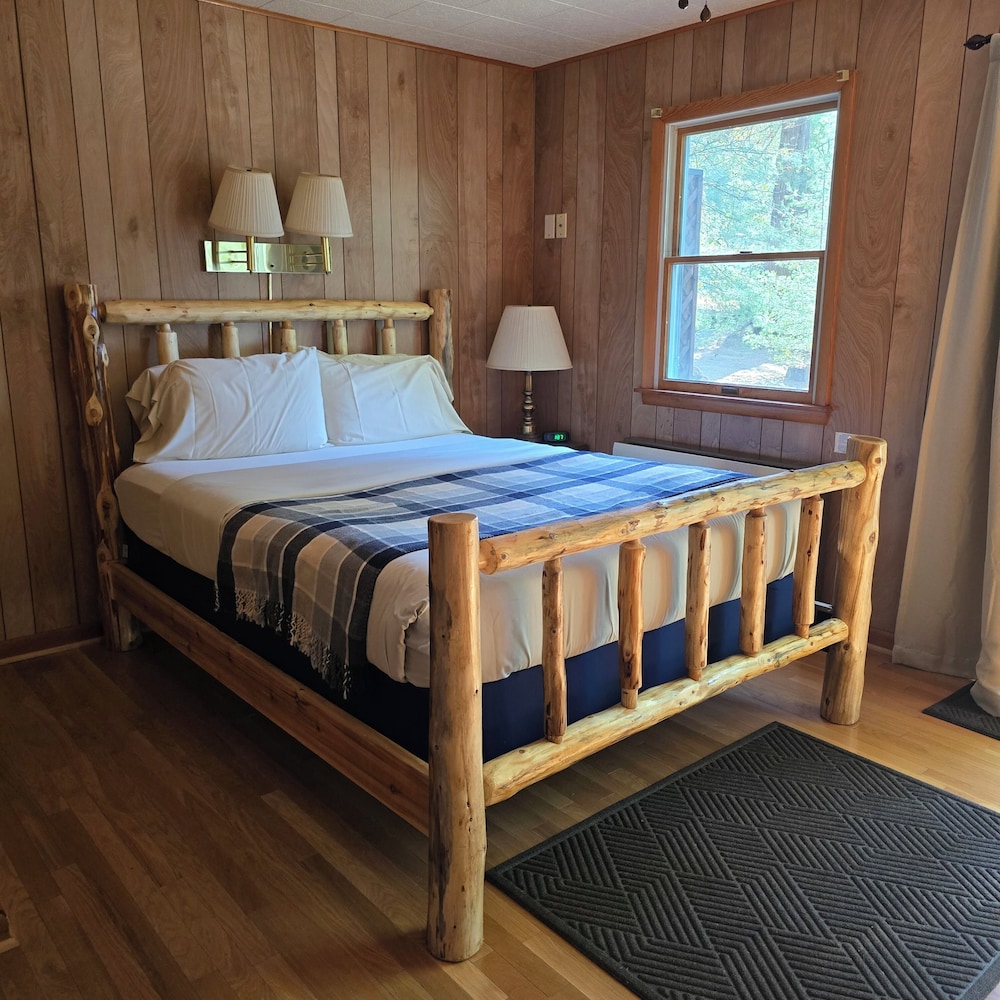 Paddler's Rest Lakeside Cabins and Hotel