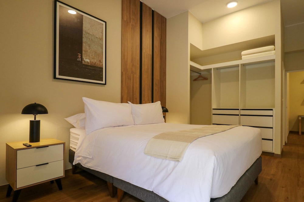 w Beautiful 2BR w Terrace Near Kennedy Park