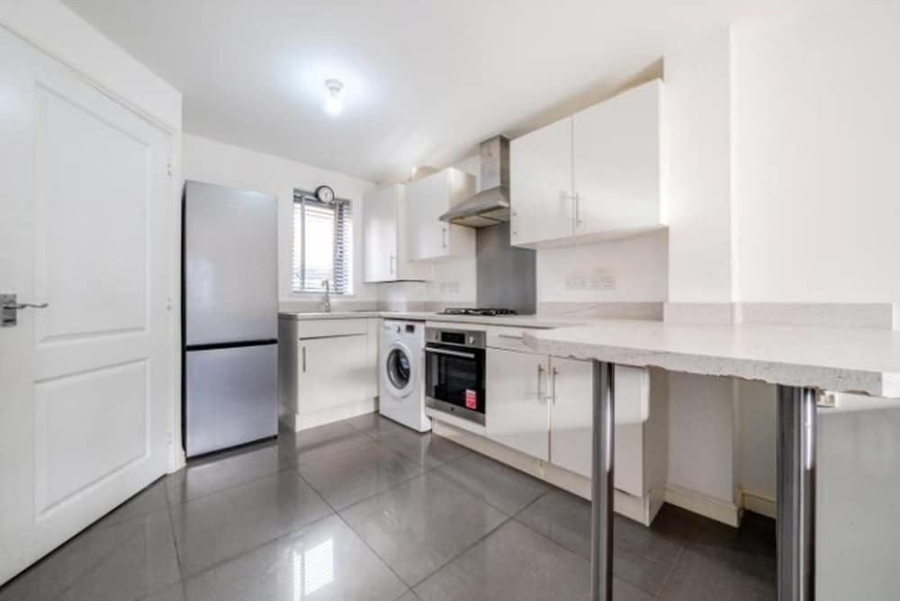 Lakeview House - Sleeps 6, Garden & Free Parking