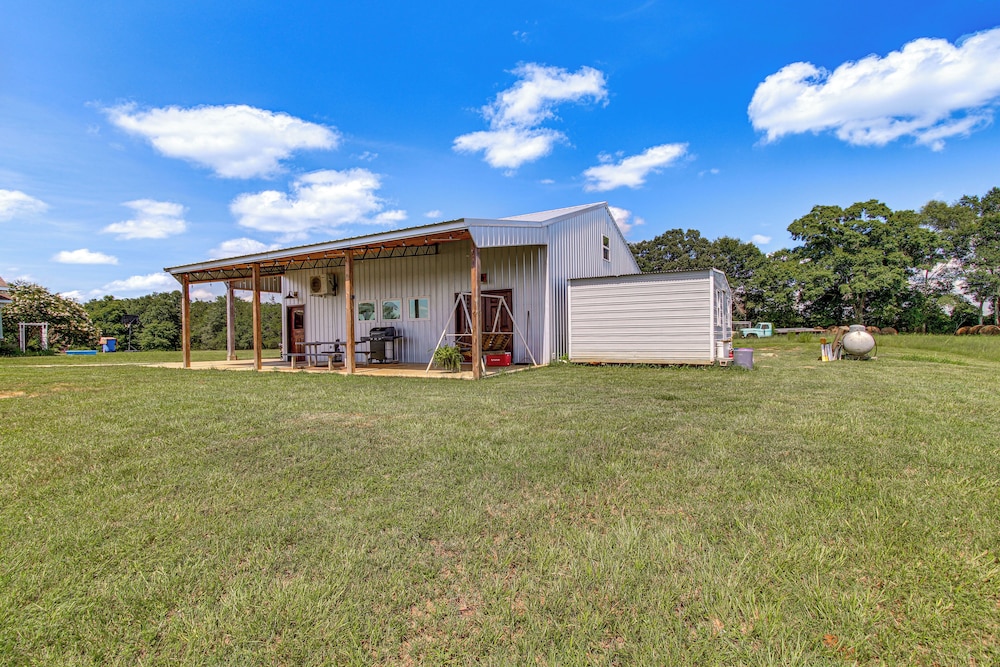 BBQ Ready: Farm-style Kinston Hideaway w/ Pool