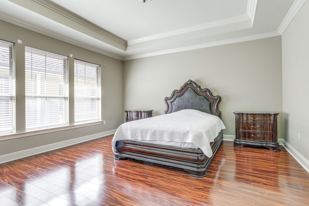 Easy Access to I-10: Family Home in Prairieville!