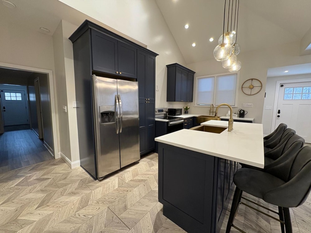 Budget-friendly Home Sleeps 16 Wifi Close to Minyan