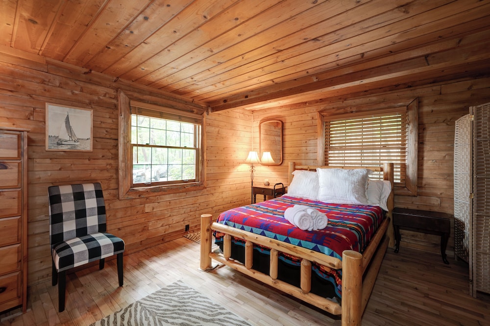 The Guest House Historic Cabin in Big Canoe