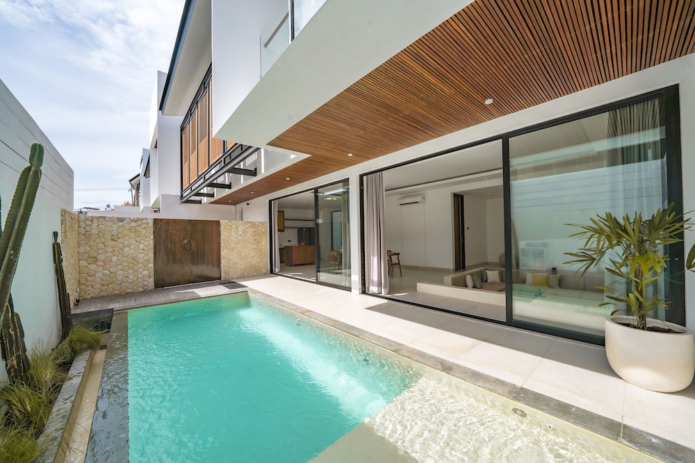 RHYS Villa Pererenan