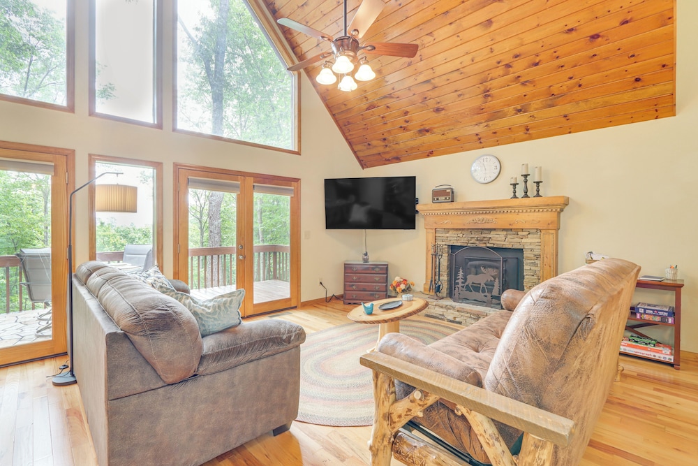 Year-round Mtn View: Pet-friendly Murphy Retreat