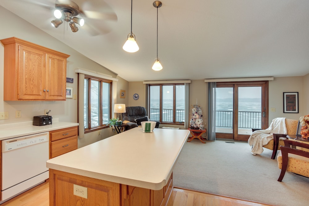 Spacious Lakefront Home w/ Spectacular Views!