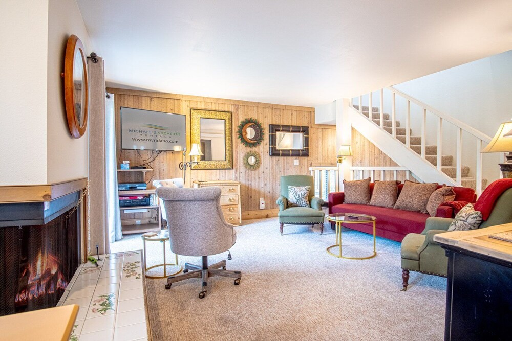 Bonne Vie 2247 Sunny & Spacious 4 Bedroom Condo in the Heart of Elkhorn Village