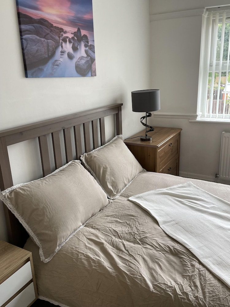 Beautiful 5-bed House in Walsall view 2