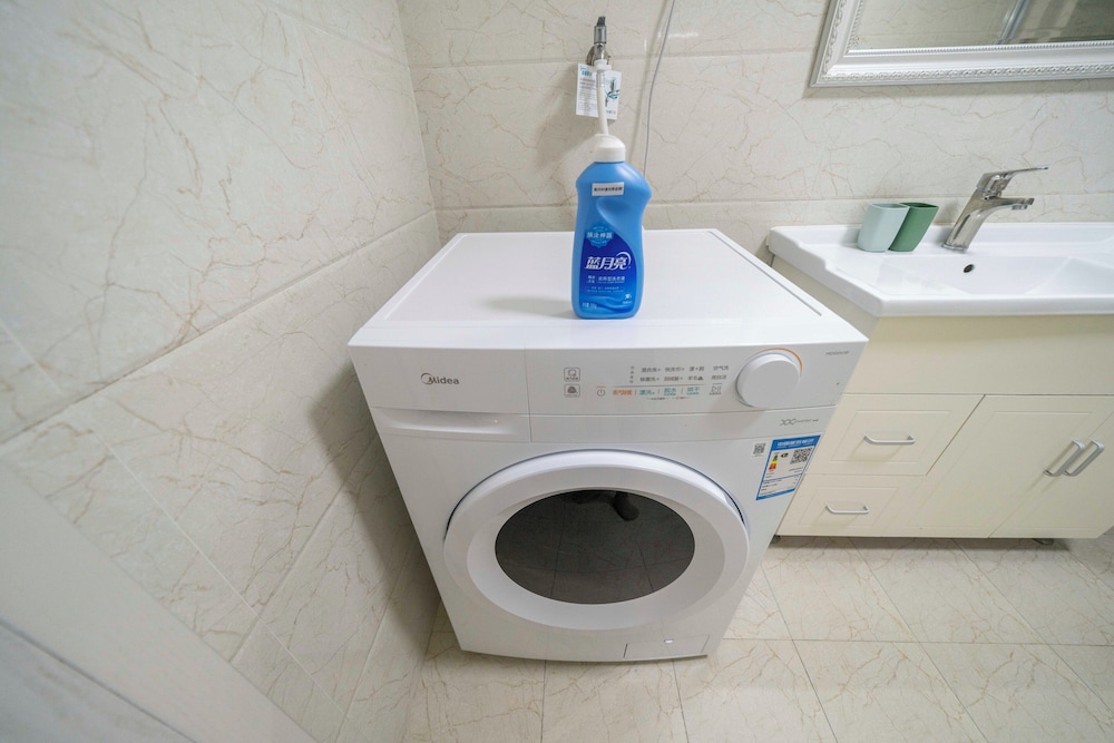 Tyms 4BR 2BA APT Riverside