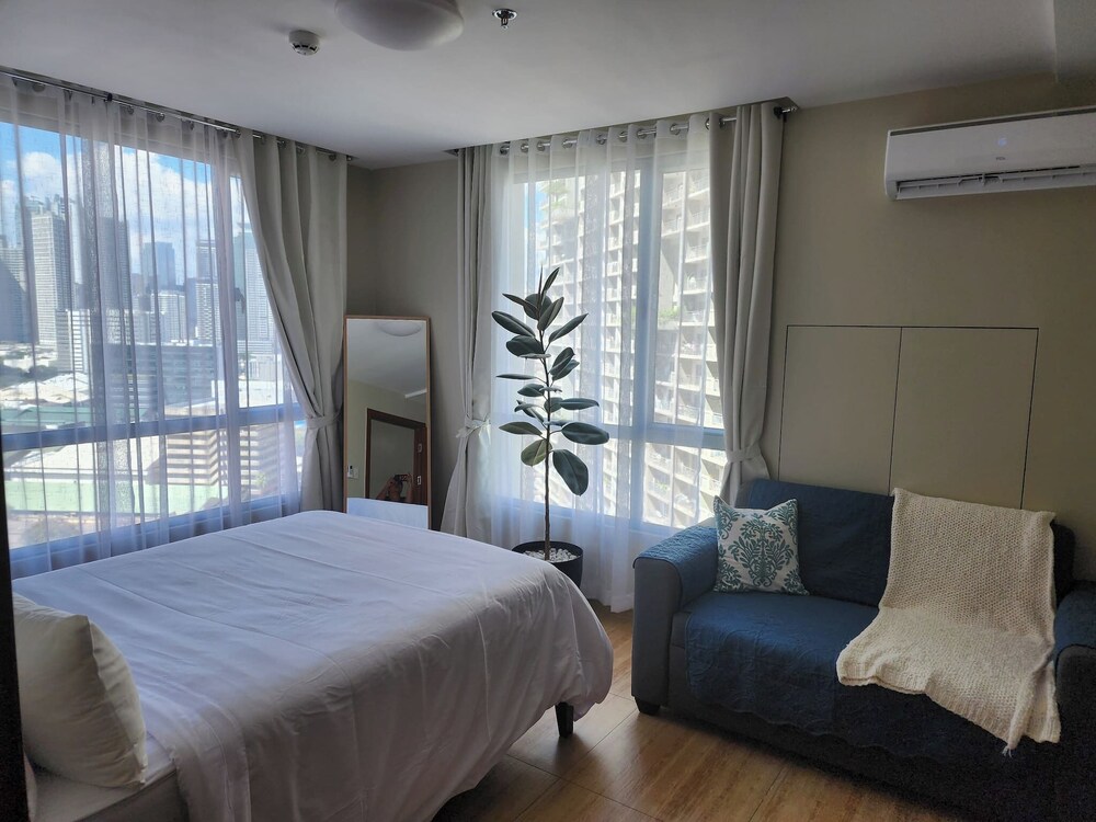 Cozy 1BR Condo in Mandaluyong City With City Skyline View