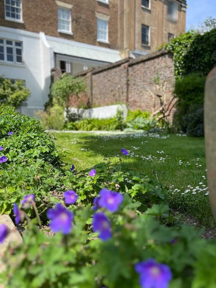 Beautiful 2BD Flat With a Garden - East Brighton