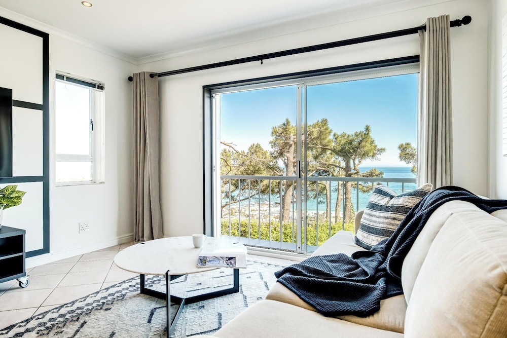 Chic 2bed in Camps Bay w Sea Views Bayview Rise