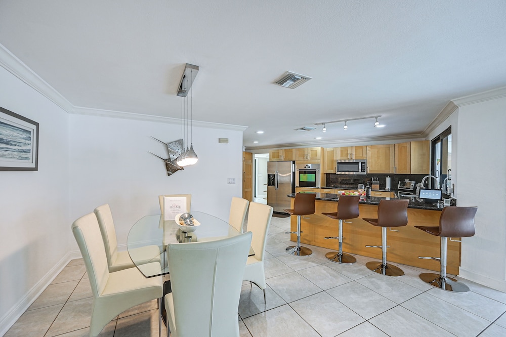Outdoor Oasis: Marco Island Home Near Beaches