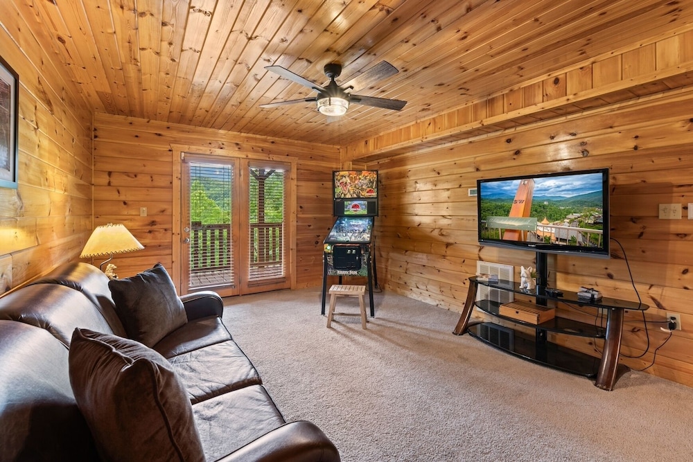 Triple Mountain View Stunning 4 BDR Cabin w/ Private Hot Tub, Game Room