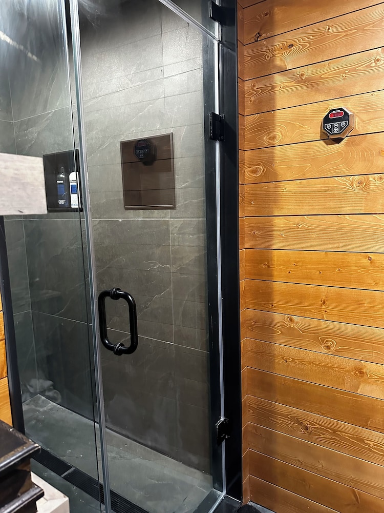 Beamsville Rustic Modern Suites