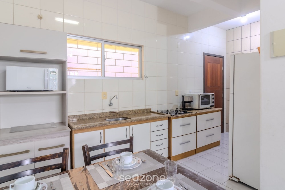 Casa 600m da Praia Central c/ garagem 3 qts NRR128