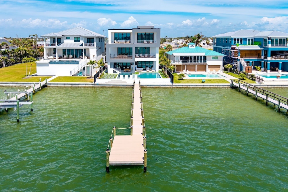793 Shoreline Estate: 6bd/6br, Luxurious Pool Home On The Water! 6 Bedroom Home