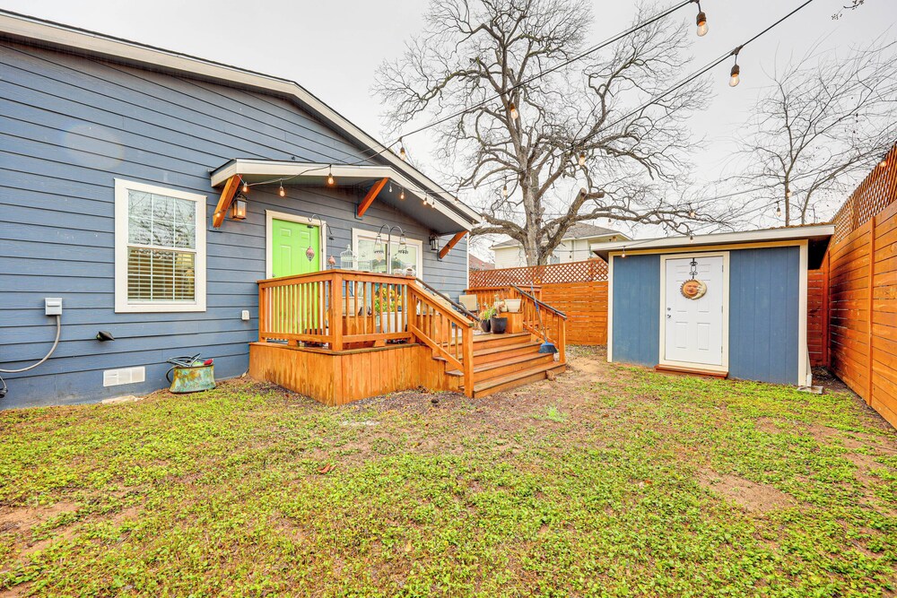 Artsy Bungalow w/ Yard in Dtwn San Antonio