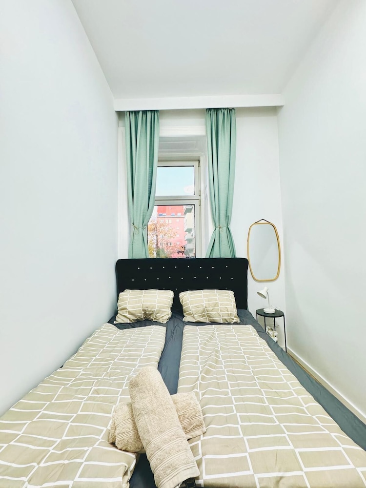9BR Apt for 18P Walk to Augarten