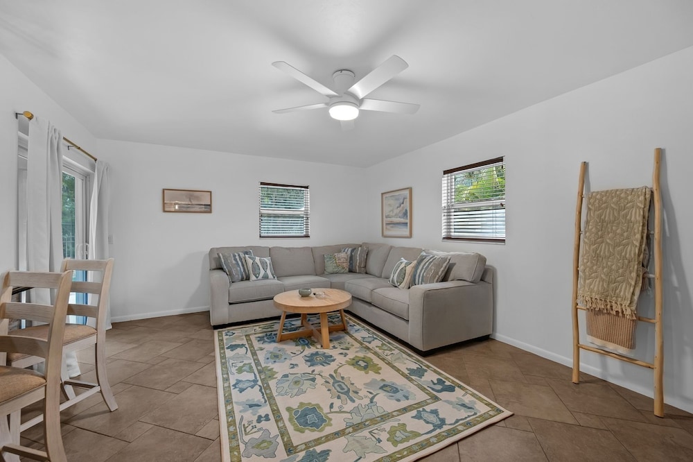 Naples Henrie Hideaway - Private Pool, Pet Friendly 12 Mins From Beach & Downtown 3 Bedroom Home