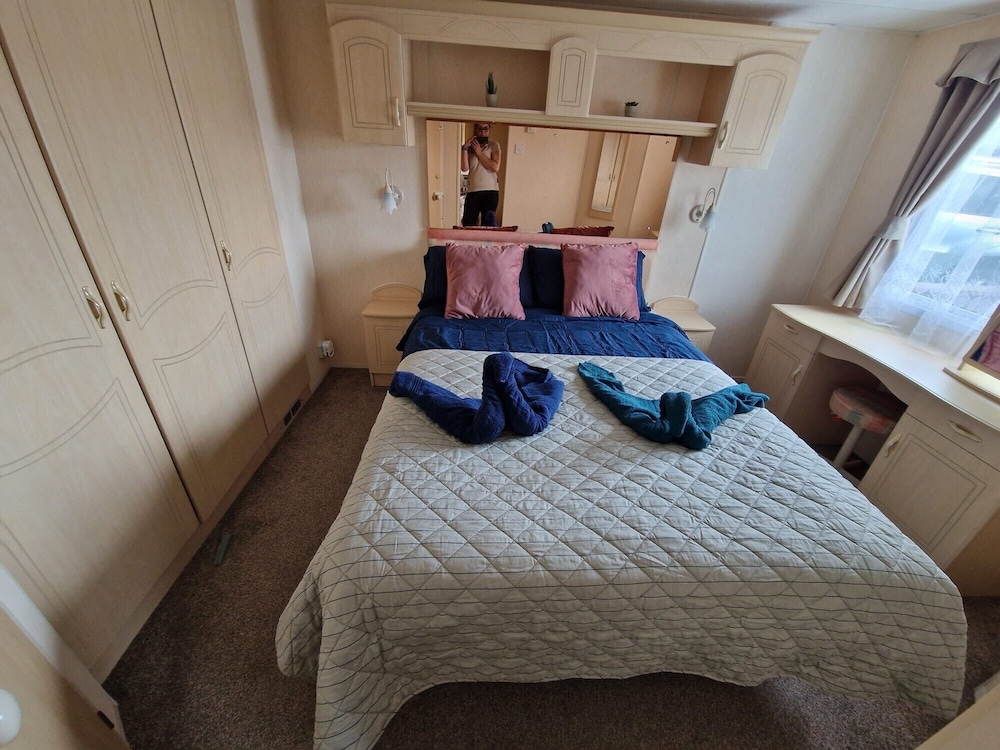 Caravansleeps6-parking-pool-mountain-petsok