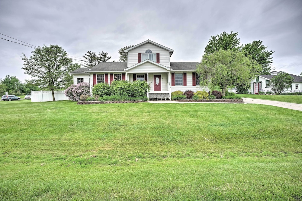 Beautiful Irish Hills Farmhouse w/ Fire Pit!