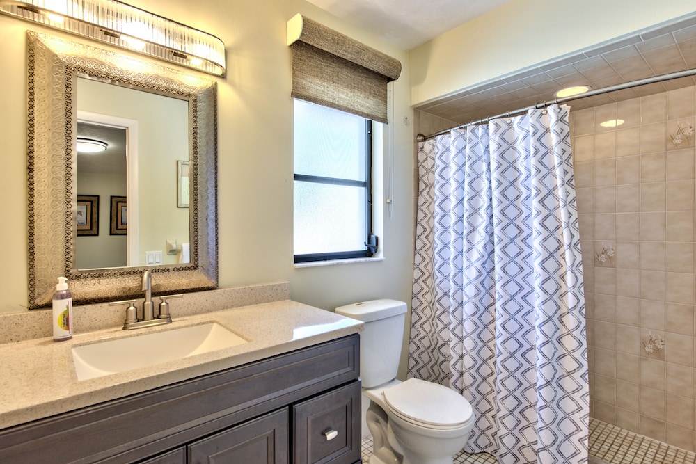 Avanti Vacation Rental, Relaxing 3-BR Retreat with Private Pool Minutes from Vanderbilt Beach and Delnor-Wiggins State Park. Enjoy Southern Exposure, BBQ A