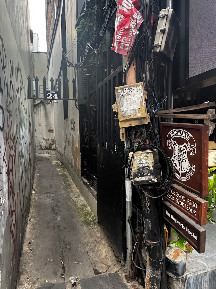 The Hidden Hogwarts - Nearly Bui Vien