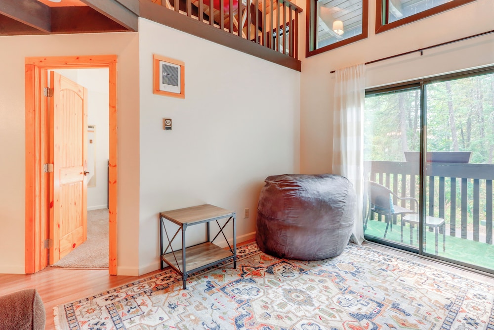 Walk to Twin Lakes: All-season Idaho Condo!