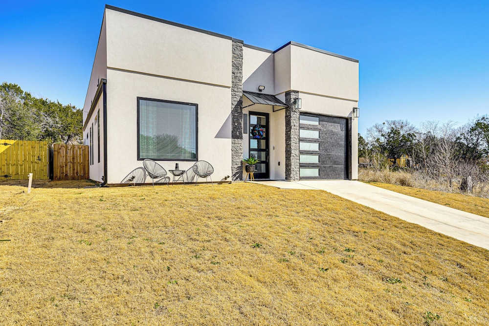 Walk to Lake: Modern Pet-friendly Home in Granbury