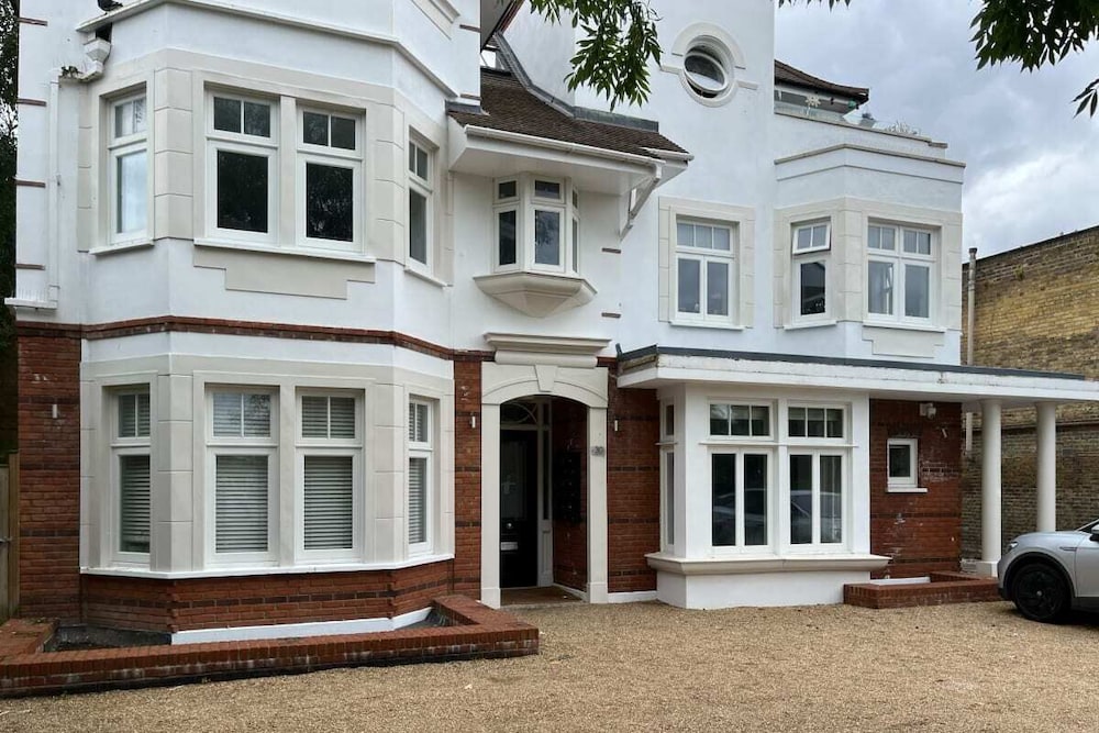 The Woodborough Place - Beckoning 2bdr Flat With Balcony