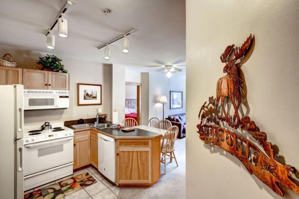 River Run Village 2 Bedroom Condo - 100 yards to slopes, Pool, Hot Tub Access