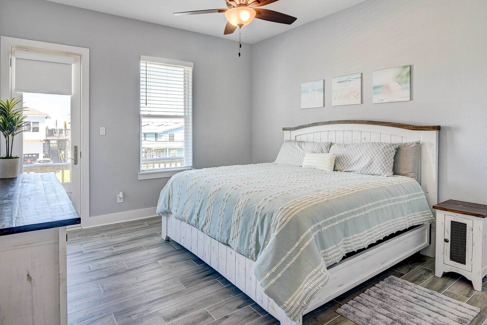Private Dock & Patio: Waterfront Galveston Retreat view 4
