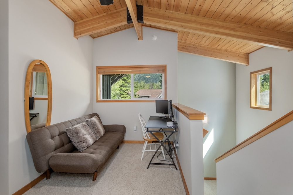 Slice Of Heaven 3 Bedroom Home by NW Comfy Cabins by RedAwning view 5